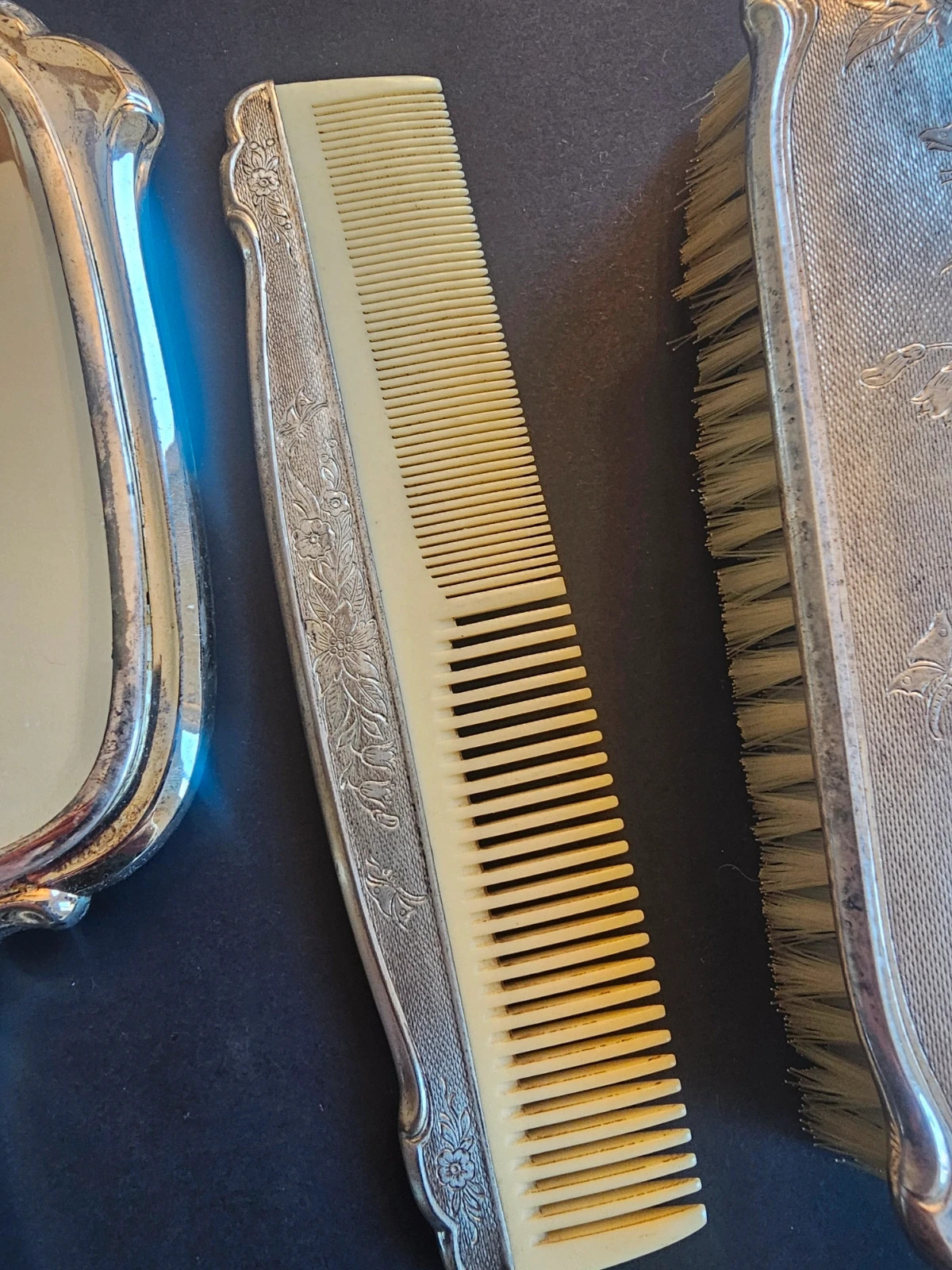 Rare ensemble de vanité pour dames plaqué argent vintage signée Hoka
Un miroir de main argent
1 peigne résine et argent
Une brossé argent
30 euros le lot 4