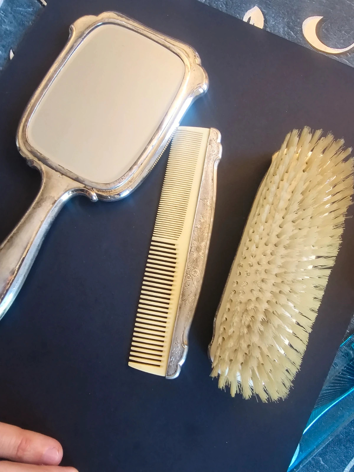 Rare ensemble de vanité pour dames plaqué argent vintage signée Hoka
Un miroir de main argent
1 peigne résine et argent
Une brossé argent
30 euros le lot 7