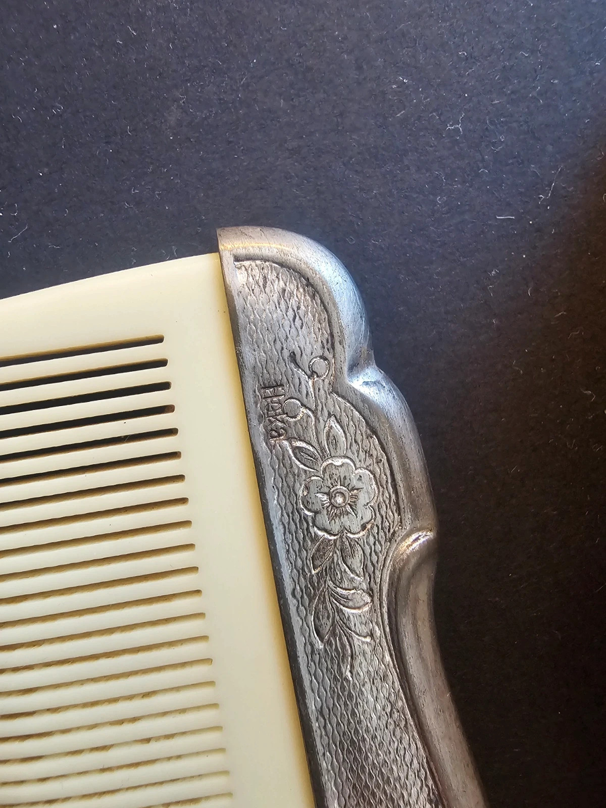 Rare ensemble de vanité pour dames plaqué argent vintage signée Hoka
Un miroir de main argent
1 peigne résine et argent
Une brossé argent
30 euros le lot 5