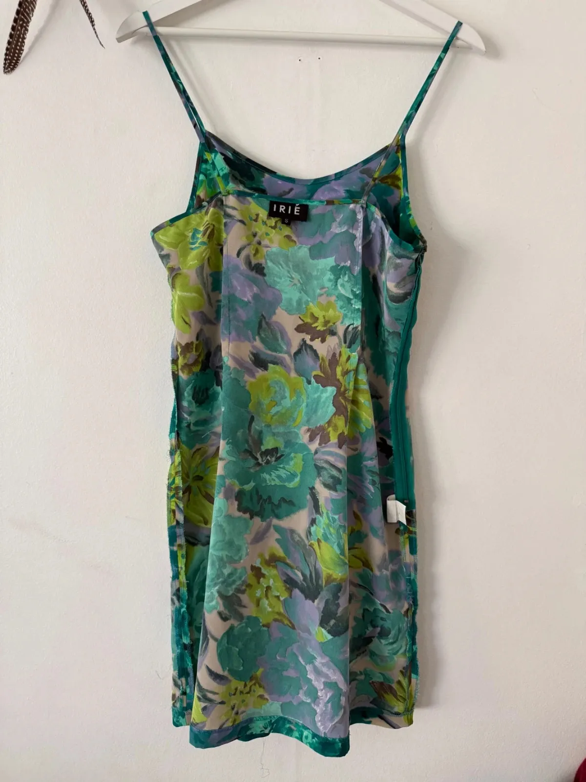 Mini dress in multicoloured satin fabric in blue, green and turquoise tones.
Side zip was replaced (a little stiff with a rusty spot — please look closely at the photos, or leave as is and touch up with matching nail polish).
Otherwise the dress itself is in very good condition with a lovely cut.
Labelled S — fits FR 36, small 38 at most. Check all the photos for measurements.
Feel free to make an offer — to wear as is or as a restoration / upcycling project :) 17