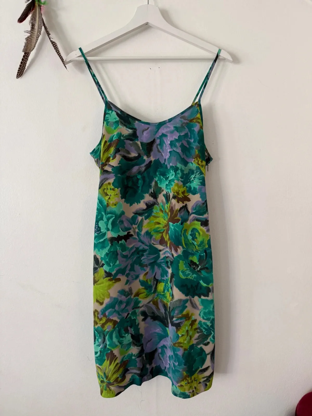 Mini dress in multicoloured satin fabric in blue, green and turquoise tones.
Side zip was replaced (a little stiff with a rusty spot — please look closely at the photos, or leave as is and touch up with matching nail polish).
Otherwise the dress itself is in very good condition with a lovely cut.
Labelled S — fits FR 36, small 38 at most. Check all the photos for measurements.
Feel free to make an offer — to wear as is or as a restoration / upcycling project :) 1