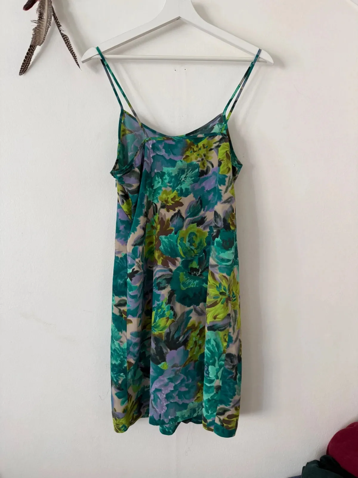 Mini dress in multicoloured satin fabric in blue, green and turquoise tones.
Side zip was replaced (a little stiff with a rusty spot — please look closely at the photos, or leave as is and touch up with matching nail polish).
Otherwise the dress itself is in very good condition with a lovely cut.
Labelled S — fits FR 36, small 38 at most. Check all the photos for measurements.
Feel free to make an offer — to wear as is or as a restoration / upcycling project :) 5
