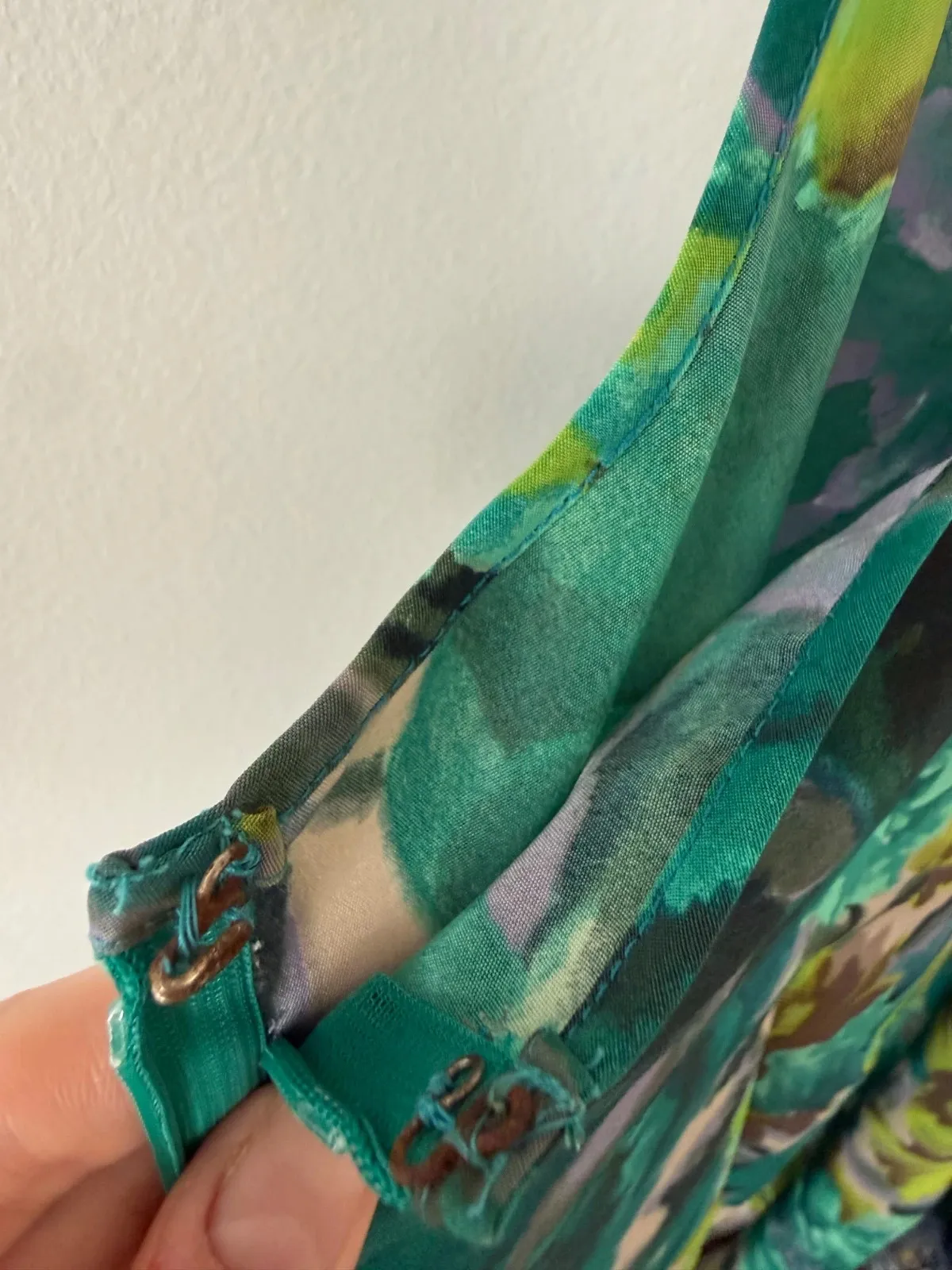 Mini dress in multicoloured satin fabric in blue, green and turquoise tones.
Side zip was replaced (a little stiff with a rusty spot — please look closely at the photos, or leave as is and touch up with matching nail polish).
Otherwise the dress itself is in very good condition with a lovely cut.
Labelled S — fits FR 36, small 38 at most. Check all the photos for measurements.
Feel free to make an offer — to wear as is or as a restoration / upcycling project :) 7