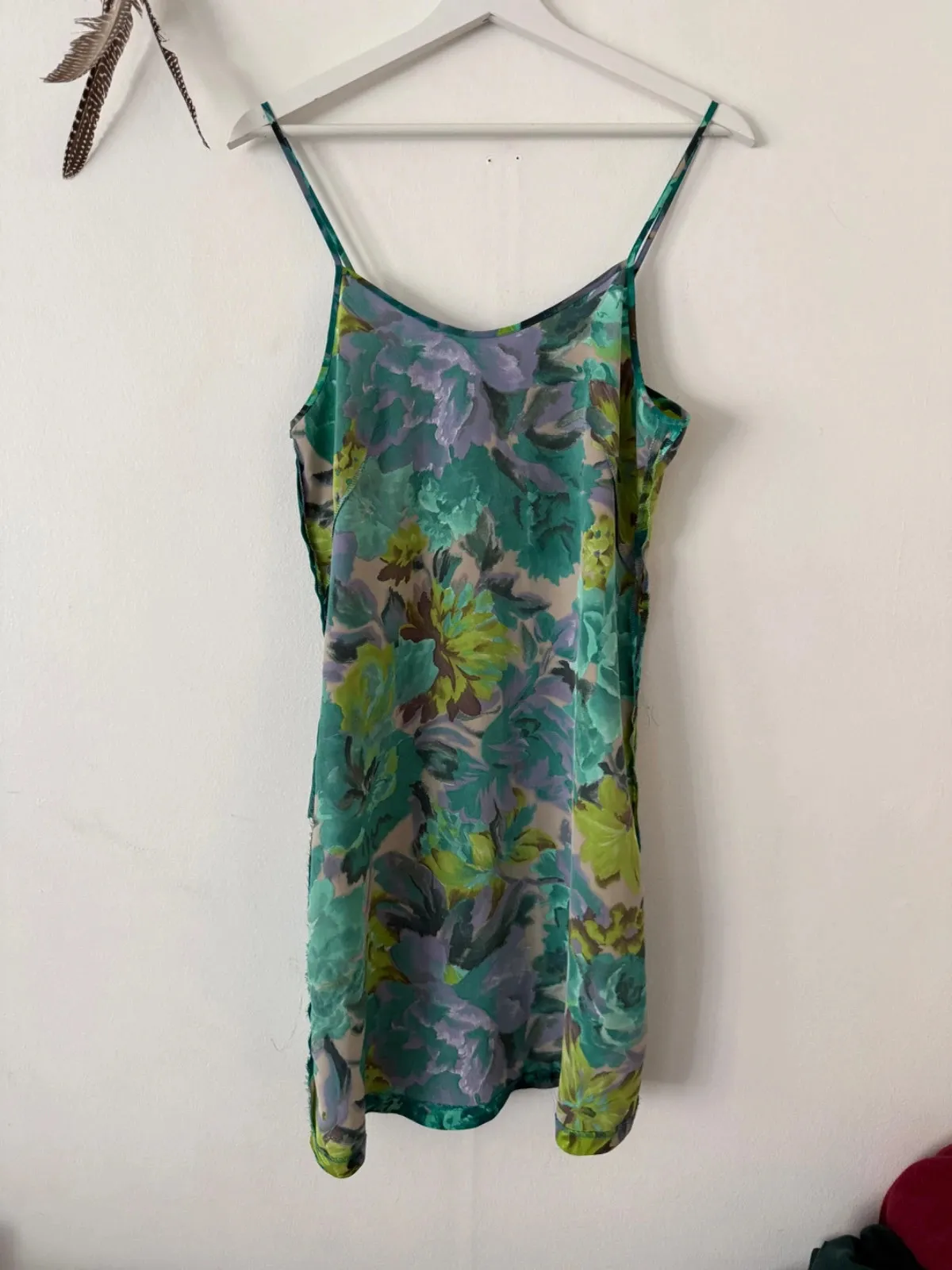 Mini dress in multicoloured satin fabric in blue, green and turquoise tones.
Side zip was replaced (a little stiff with a rusty spot — please look closely at the photos, or leave as is and touch up with matching nail polish).
Otherwise the dress itself is in very good condition with a lovely cut.
Labelled S — fits FR 36, small 38 at most. Check all the photos for measurements.
Feel free to make an offer — to wear as is or as a restoration / upcycling project :) 18