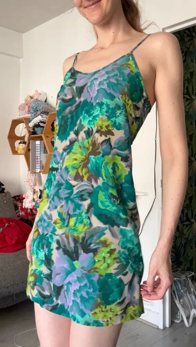 Colis taille S expédition rapide et soignée via transporteur de votre choix
Mini robe tissu satiné multicolore dans les tons bleus vert turquoise.
Zip côté a changé (un peu dur et partie rouillée. Merci de bien regarder les photos. Ou à laisser en l’état et poser une couche de vernis à ongles ton sur ton)
Autrement la robe en elle même est en très bon état et très jolie coupe.
C’est indiqué S et c’est un 36FR, voire petit 38 mais pas plus. Bien regarder toutes les photos de l’album, vous y trouverez les mesures.
N’hésitez pas à faire une offre, pour porter quelques fois tranquille ou projet restauration / transformation :) 11