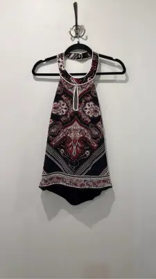 Top femme noir à motif cachemire multicolore avec col halter et détail goutte d'eau.