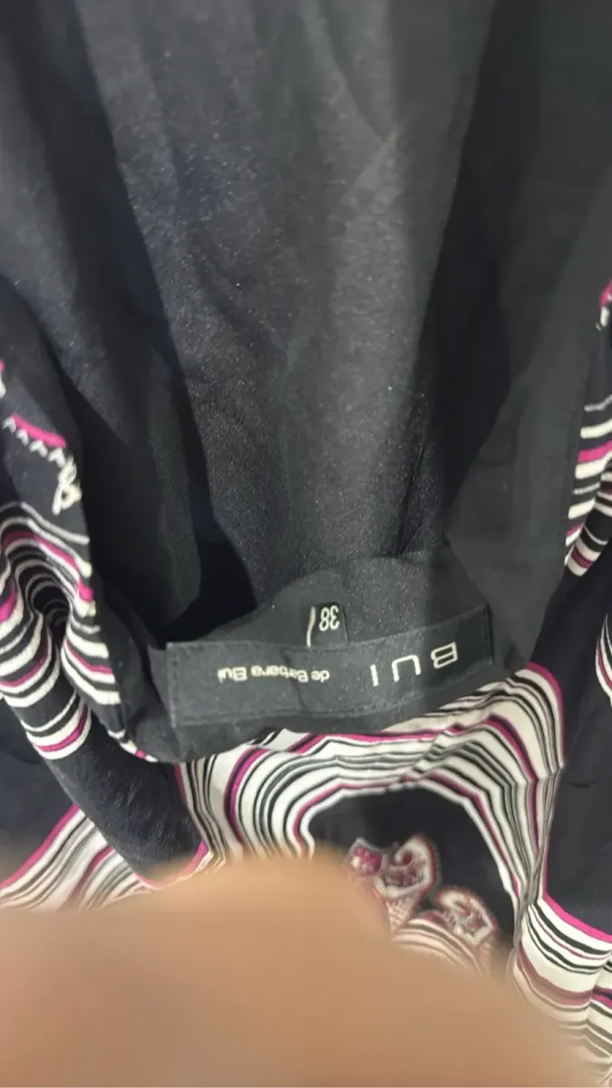 Top femme noir à motif cachemire multicolore avec col halter et détail goutte d'eau. 4