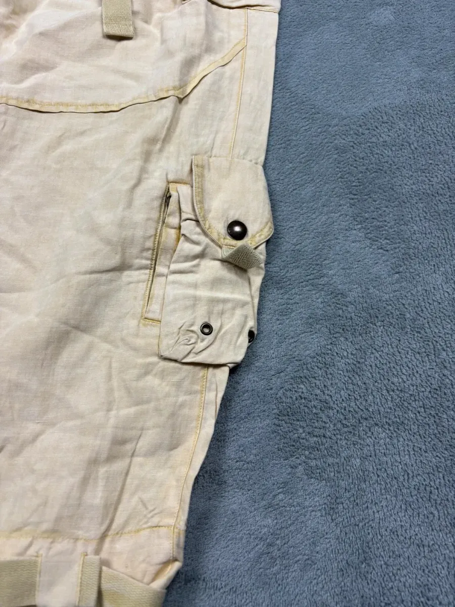 ⭐️Pantalone Cargo Ralph Lauren in seta e
lino⭐️
✅Condizioni 10 /10
🕵🏼♂️Rarità 9.5 /10
👕Vestibilità : Baggy - Larghi
📏Taglia 40 ita, misure in foto
🧼Lavata
🚛Spedizione 24/48h 5