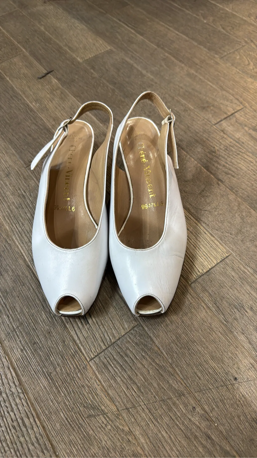 Sandales slingback peep-toe en cuir blanc avec un petit talon bloc, fabriquées en France.