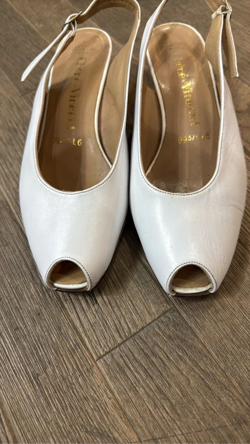 Sandales slingback peep-toe en cuir blanc avec un petit talon bloc, fabriquées en France. 2
