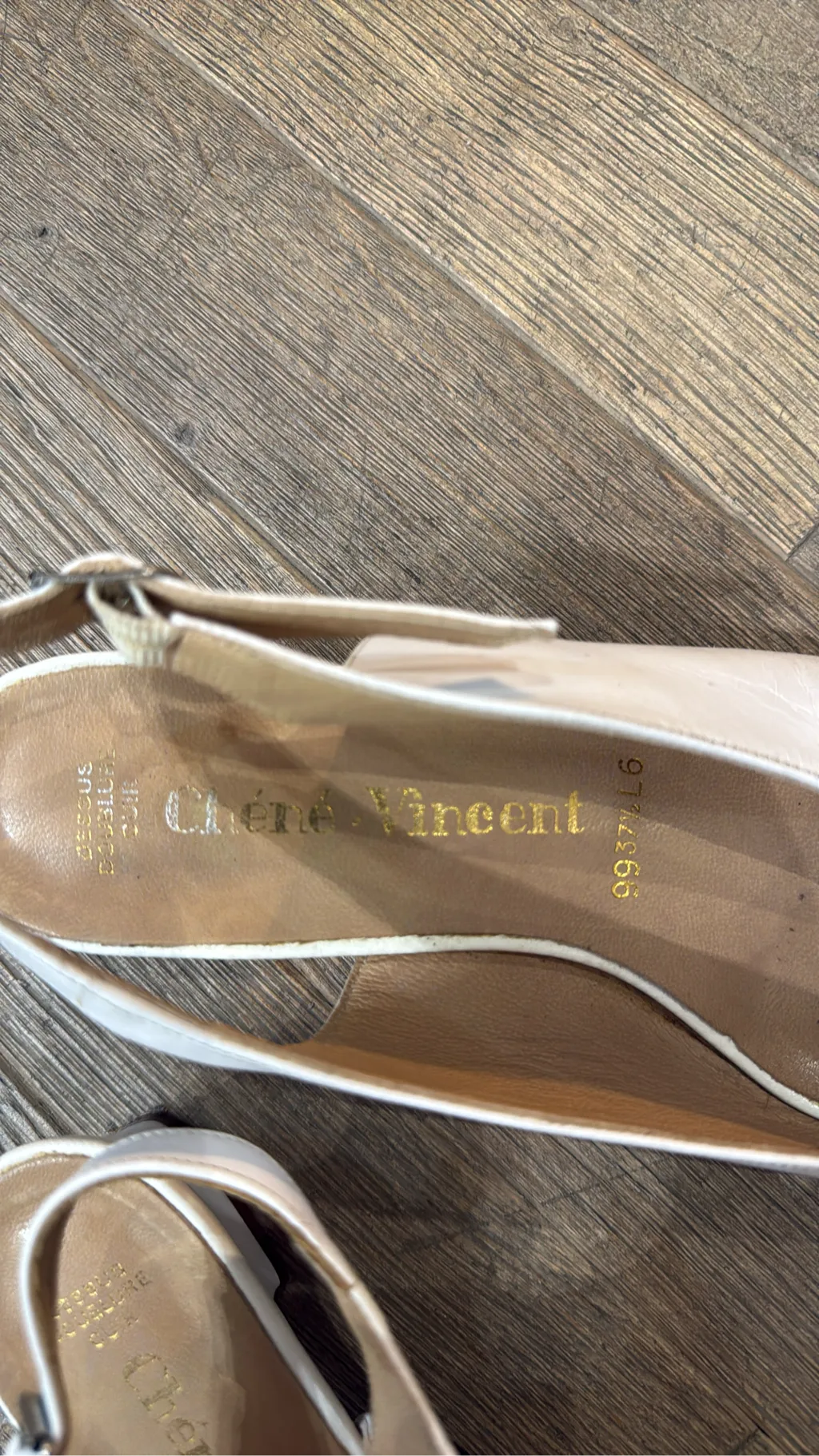 Sandales slingback peep-toe en cuir blanc avec un petit talon bloc, fabriquées en France. 3