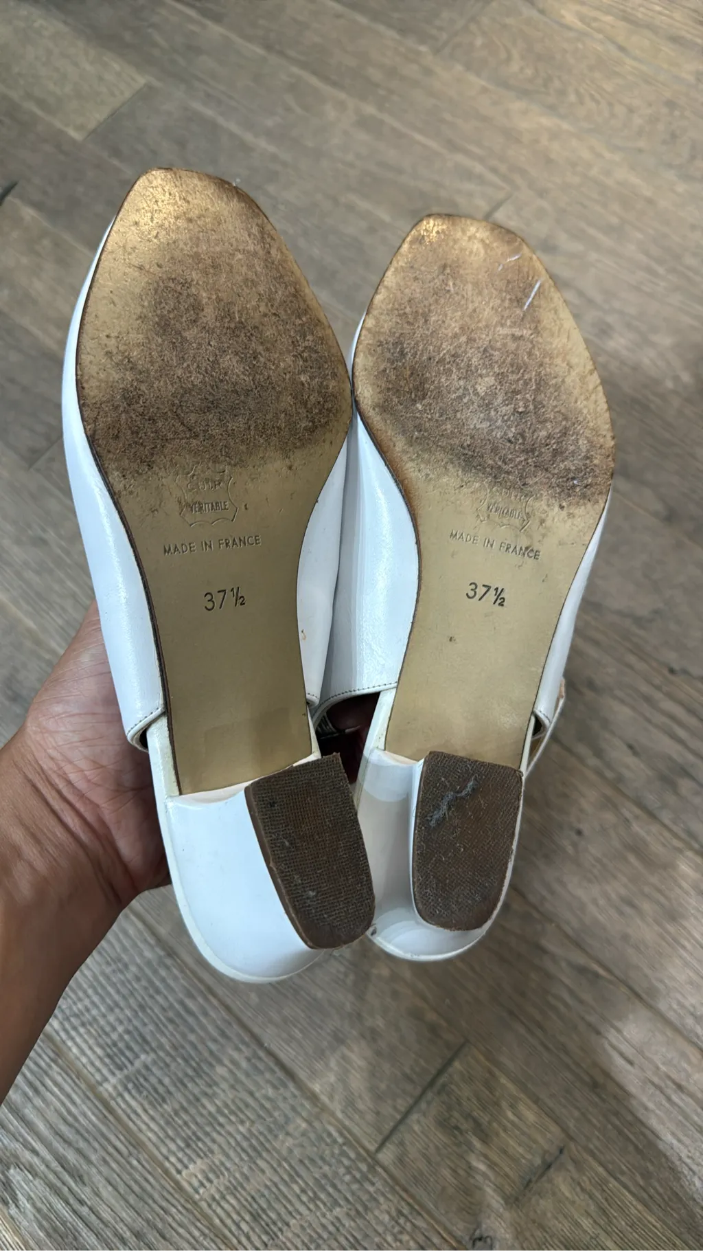 Sandales slingback peep-toe en cuir blanc avec un petit talon bloc, fabriquées en France. 4