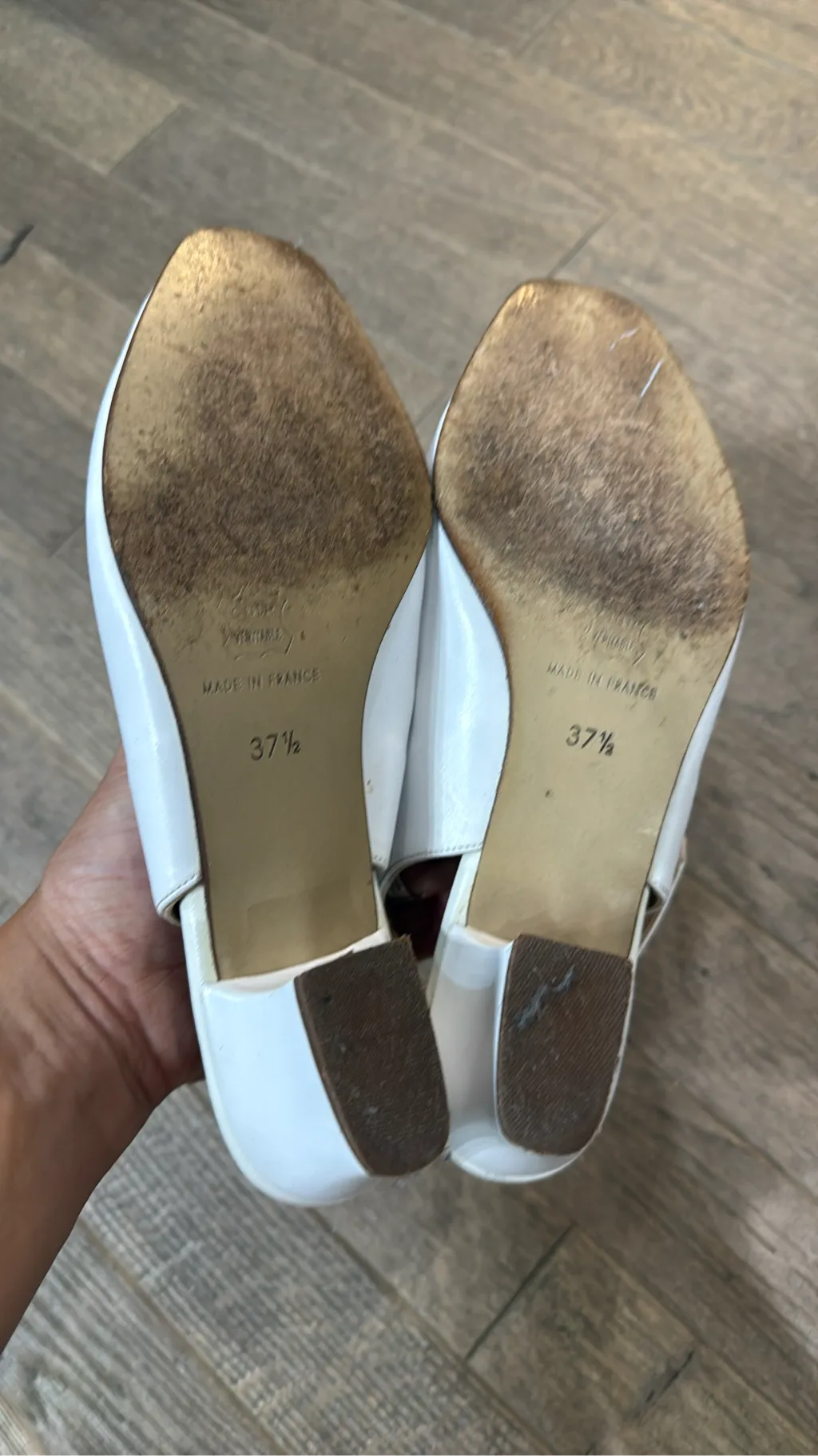 Sandales slingback peep-toe en cuir blanc avec un petit talon bloc, fabriquées en France. 5