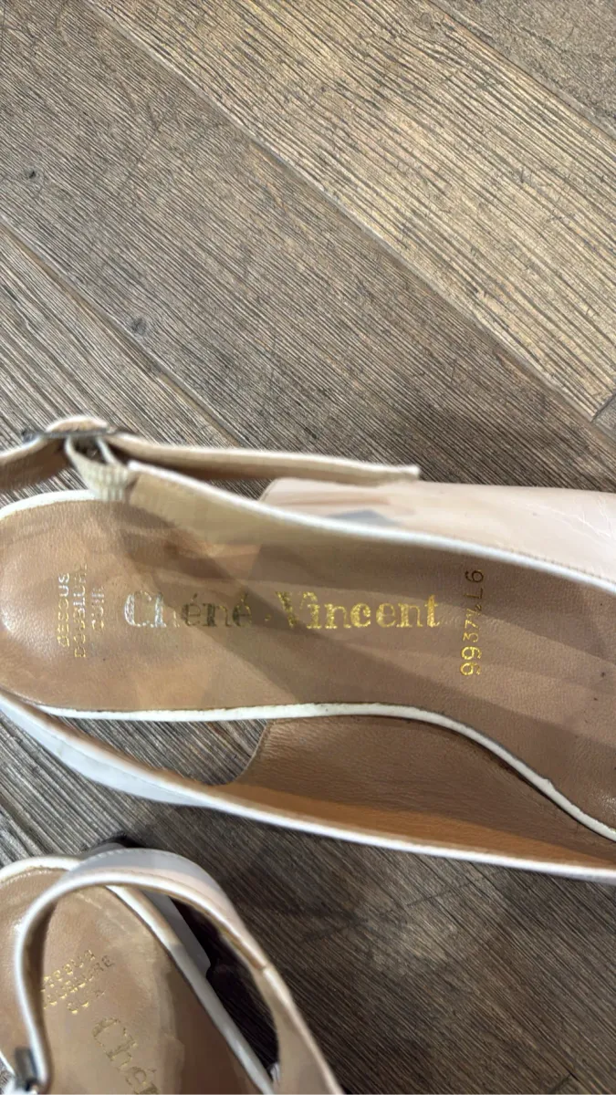 Sandales slingback peep-toe en cuir blanc avec un petit talon bloc, fabriquées en France. 3