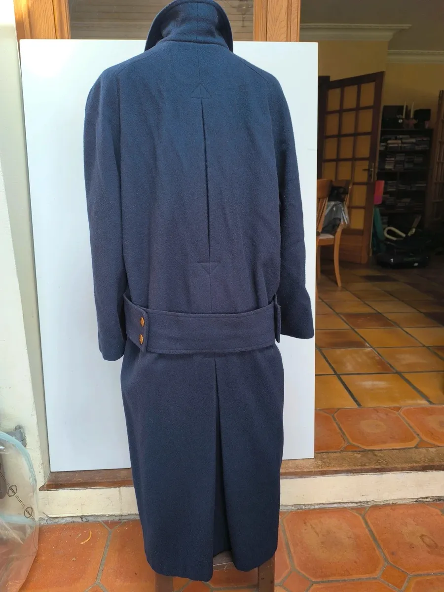 Magnifique manteau chaud, long 
Emmanchures raglan, très bel silhouette 
Composition laine 70% et polyamide 
Peu porté et jamais en voiture donc ligne du dos bien d'aplomb 
Boutons dorés devant, poignet et martingale 4