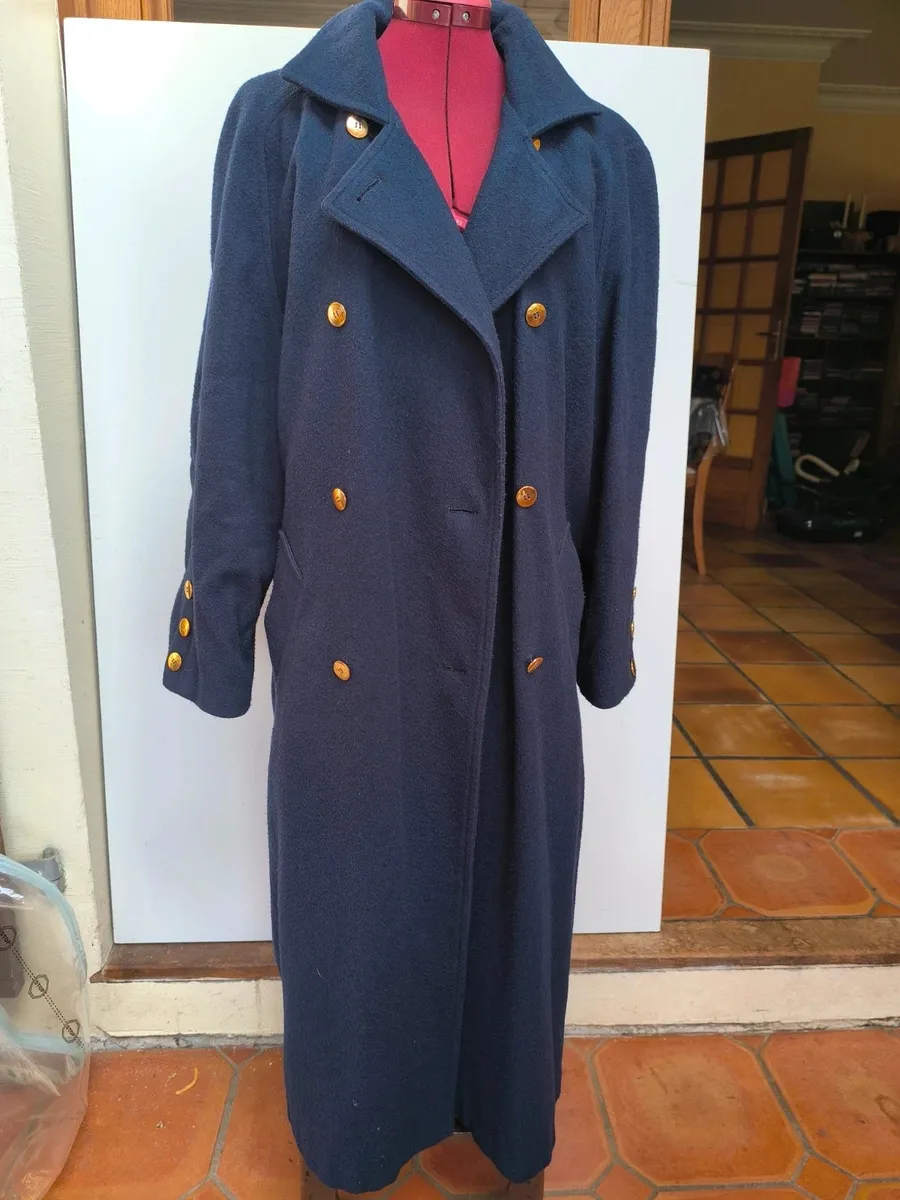 Magnifique manteau chaud, long 
Emmanchures raglan, très bel silhouette 
Composition laine 70% et polyamide 
Peu porté et jamais en voiture donc ligne du dos bien d'aplomb 
Boutons dorés devant, poignet et martingale 2