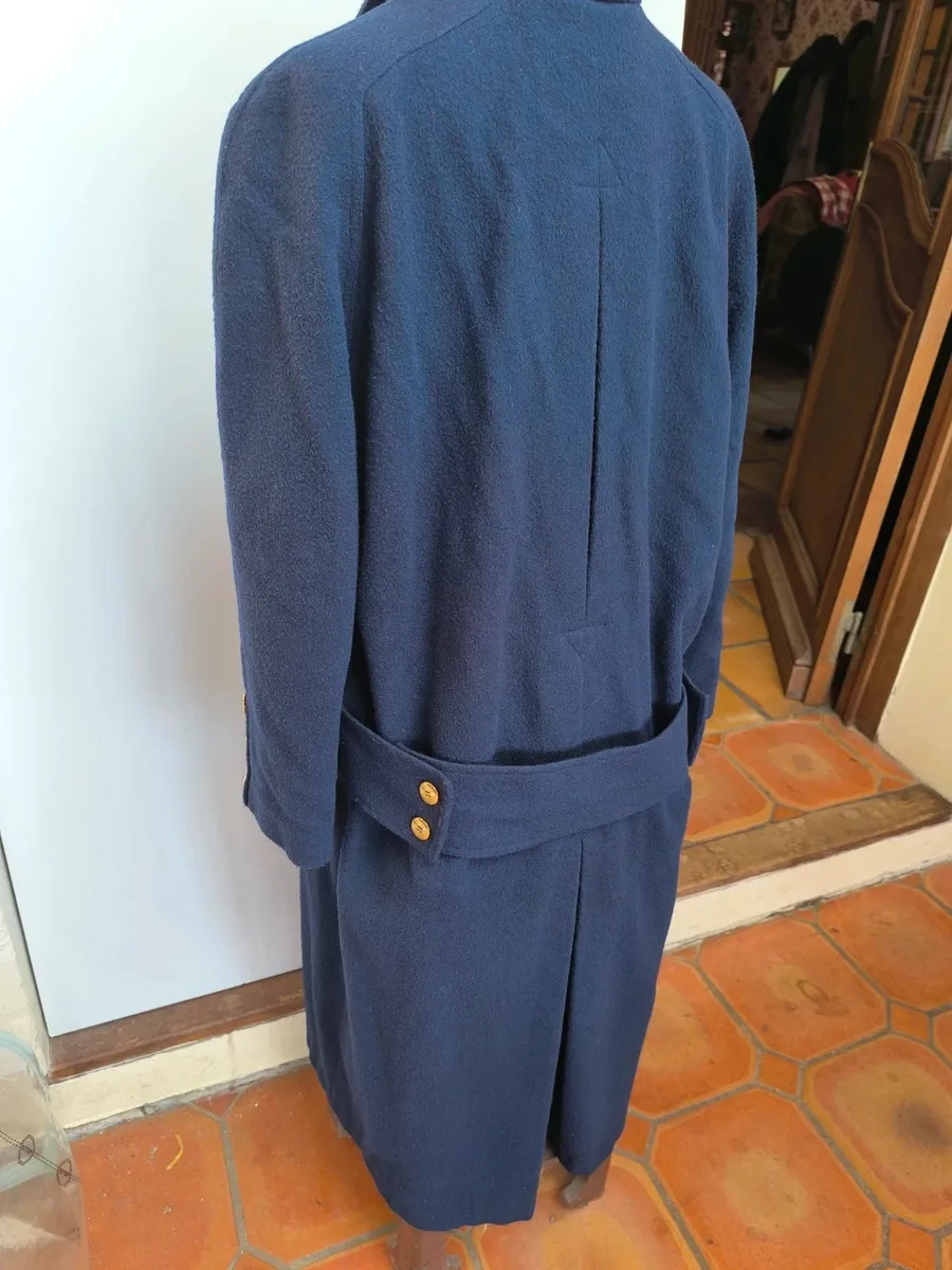 Magnifique manteau chaud, long 
Emmanchures raglan, très bel silhouette 
Composition laine 70% et polyamide 
Peu porté et jamais en voiture donc ligne du dos bien d'aplomb 
Boutons dorés devant, poignet et martingale 5