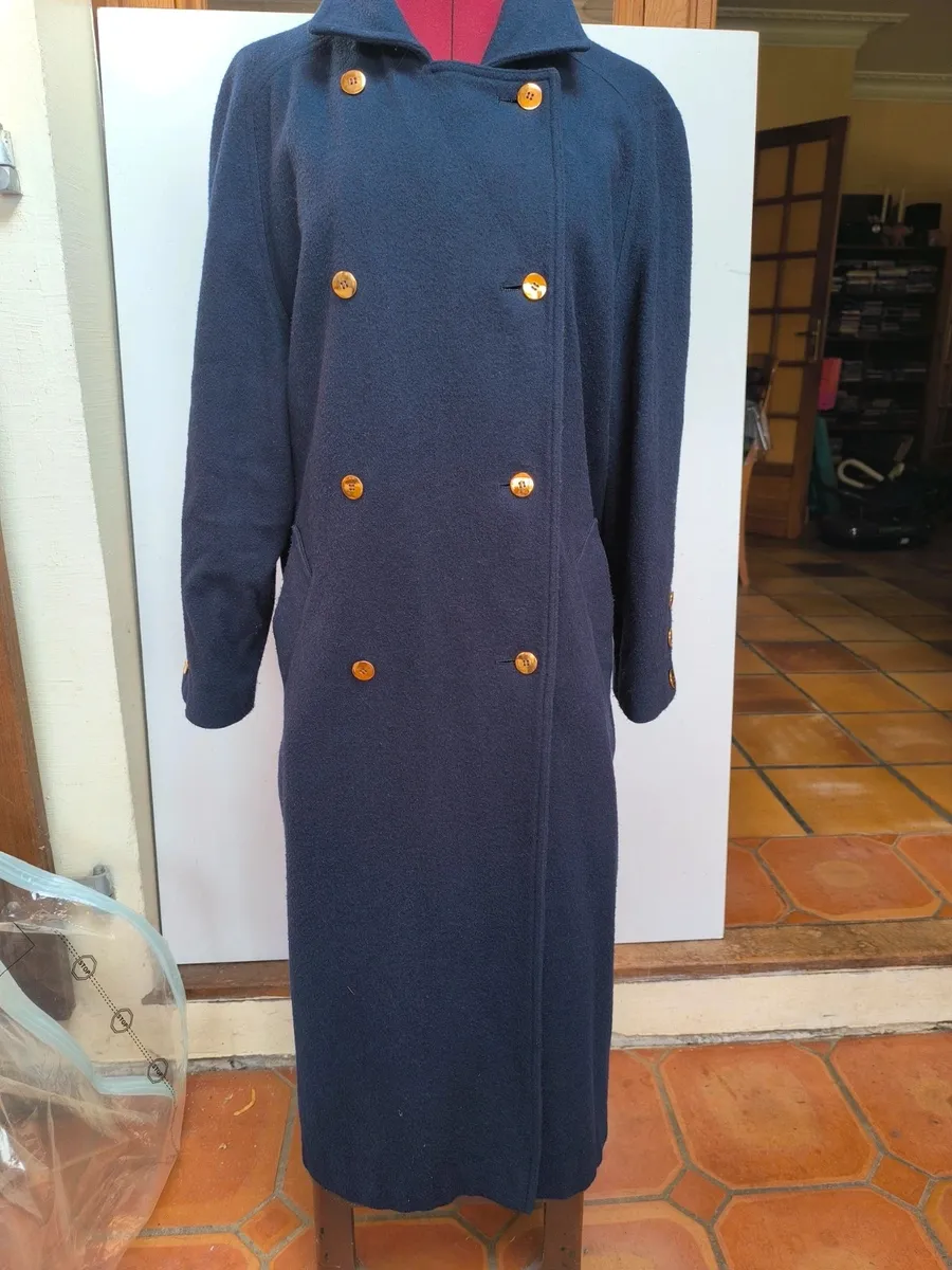 Magnifique manteau chaud, long 
Emmanchures raglan, très bel silhouette 
Composition laine 70% et polyamide 
Peu porté et jamais en voiture donc ligne du dos bien d'aplomb 
Boutons dorés devant, poignet et martingale 6