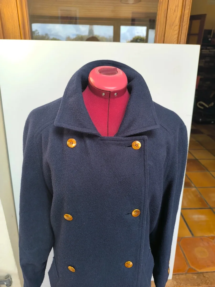 Magnifique manteau chaud, long 
Emmanchures raglan, très bel silhouette 
Composition laine 70% et polyamide 
Peu porté et jamais en voiture donc ligne du dos bien d'aplomb 
Boutons dorés devant, poignet et martingale 3