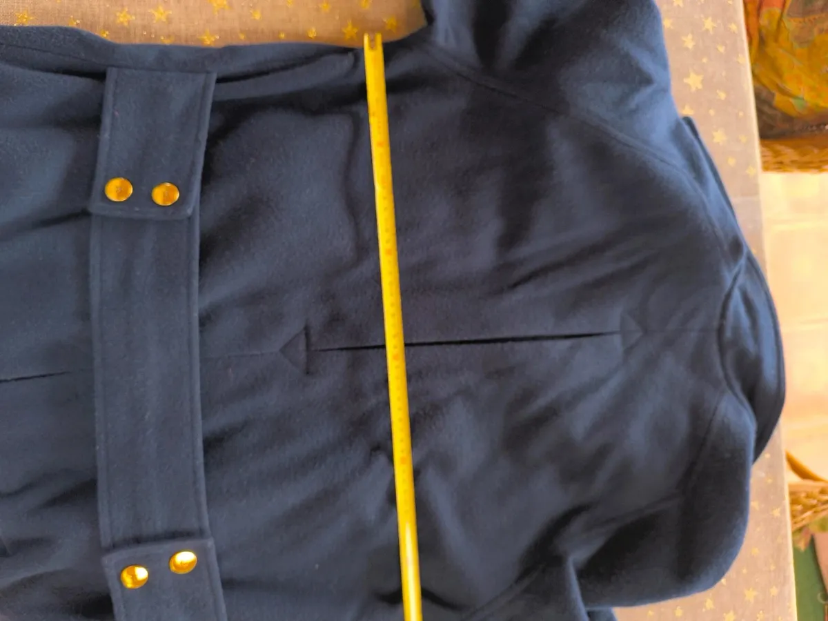 Magnifique manteau chaud, long 
Emmanchures raglan, très bel silhouette 
Composition laine 70% et polyamide 
Peu porté et jamais en voiture donc ligne du dos bien d'aplomb 
Boutons dorés devant, poignet et martingale 12