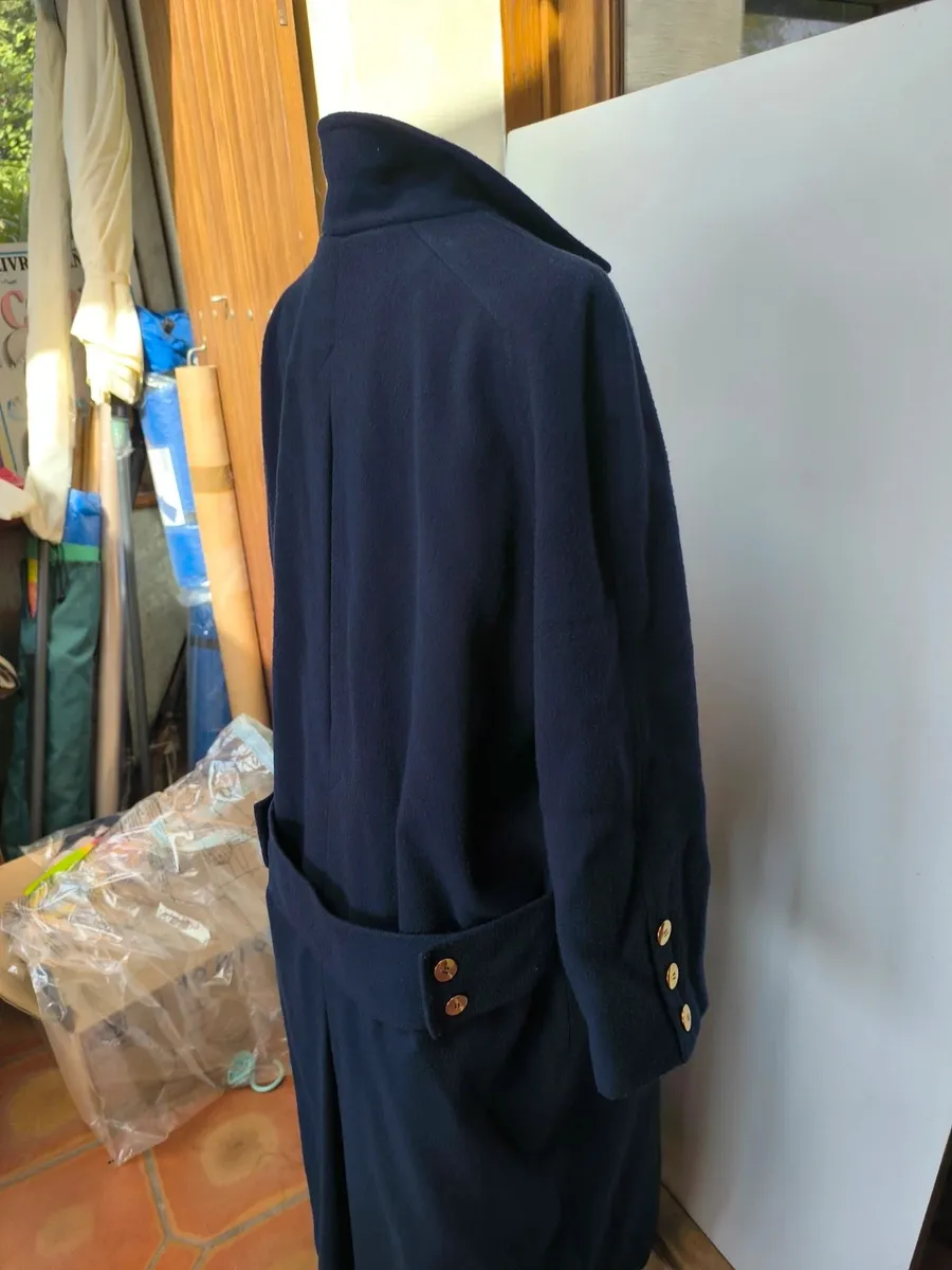 Magnifique manteau chaud, long 
Emmanchures raglan, très bel silhouette 
Composition laine 70% et polyamide 
Peu porté et jamais en voiture donc ligne du dos bien d'aplomb 
Boutons dorés devant, poignet et martingale 7