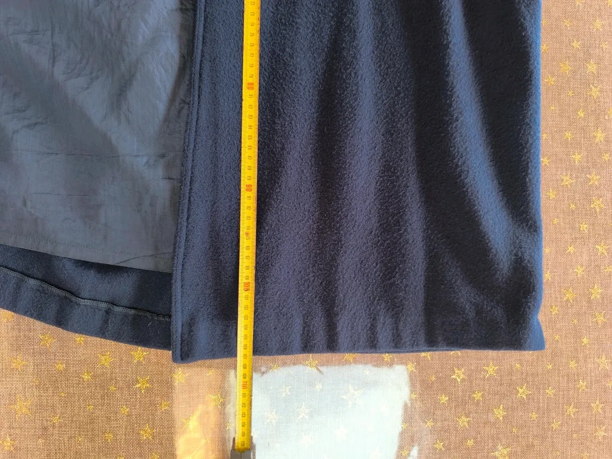 Magnifique manteau chaud, long 
Emmanchures raglan, très bel silhouette 
Composition laine 70% et polyamide 
Peu porté et jamais en voiture donc ligne du dos bien d'aplomb 
Boutons dorés devant, poignet et martingale 9