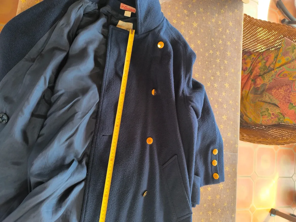 Magnifique manteau chaud, long 
Emmanchures raglan, très bel silhouette 
Composition laine 70% et polyamide 
Peu porté et jamais en voiture donc ligne du dos bien d'aplomb 
Boutons dorés devant, poignet et martingale 8