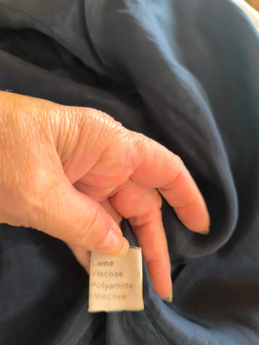 Magnifique manteau chaud, long 
Emmanchures raglan, très bel silhouette 
Composition laine 70% et polyamide 
Peu porté et jamais en voiture donc ligne du dos bien d'aplomb 
Boutons dorés devant, poignet et martingale 11