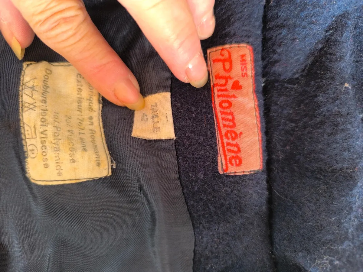 Magnifique manteau chaud, long 
Emmanchures raglan, très bel silhouette 
Composition laine 70% et polyamide 
Peu porté et jamais en voiture donc ligne du dos bien d'aplomb 
Boutons dorés devant, poignet et martingale 14