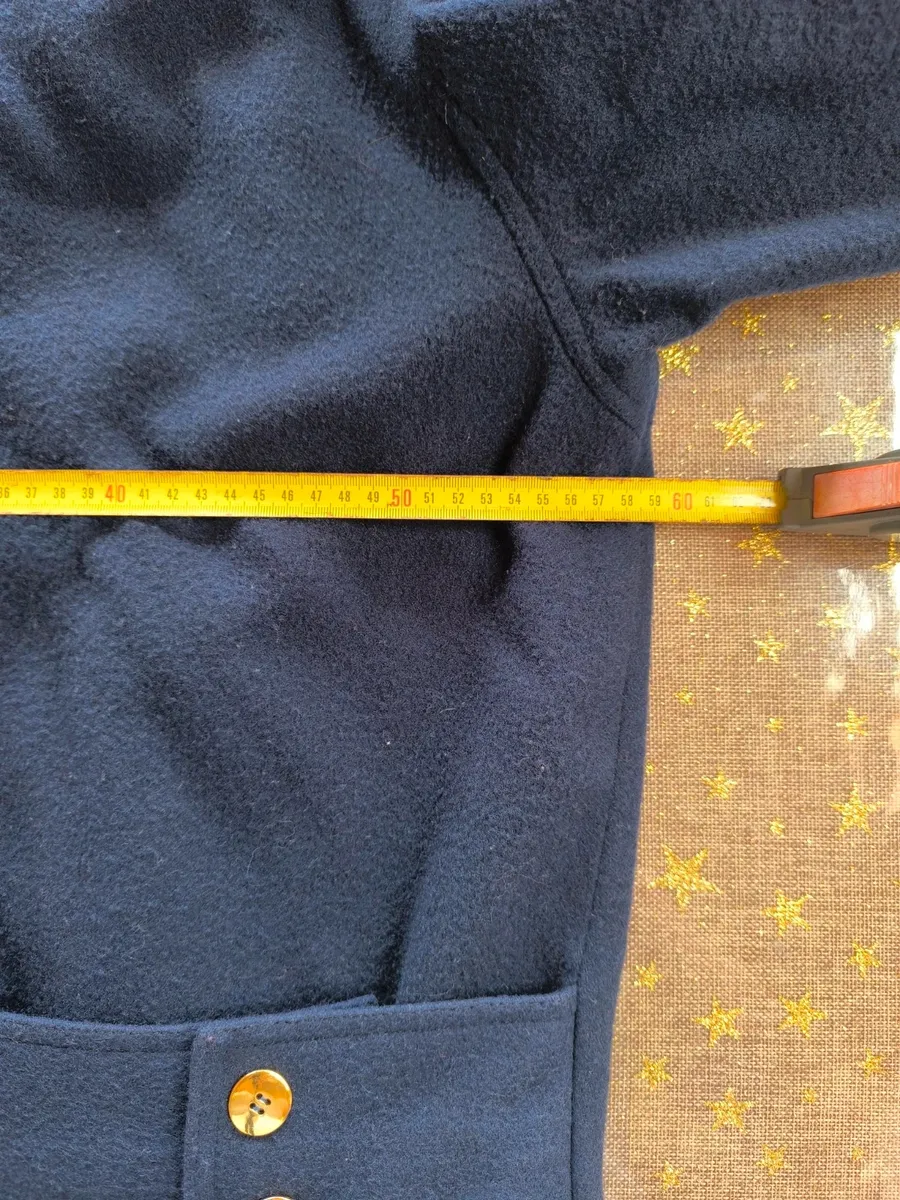 Magnifique manteau chaud, long 
Emmanchures raglan, très bel silhouette 
Composition laine 70% et polyamide 
Peu porté et jamais en voiture donc ligne du dos bien d'aplomb 
Boutons dorés devant, poignet et martingale 13