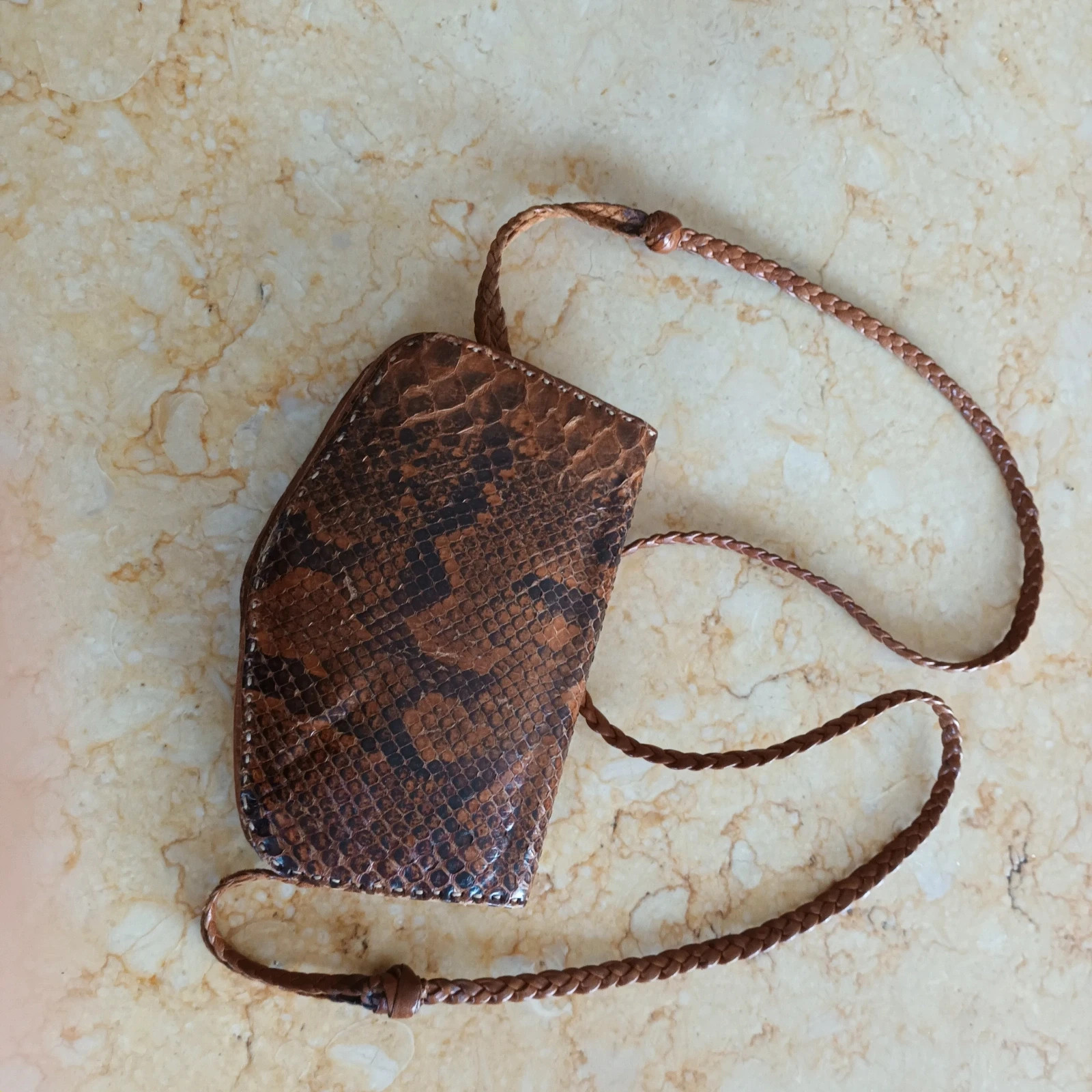 Sac bandoulière reptile 1 poche côté et 1 centre avec fermeture 18 cm x 12 h 5