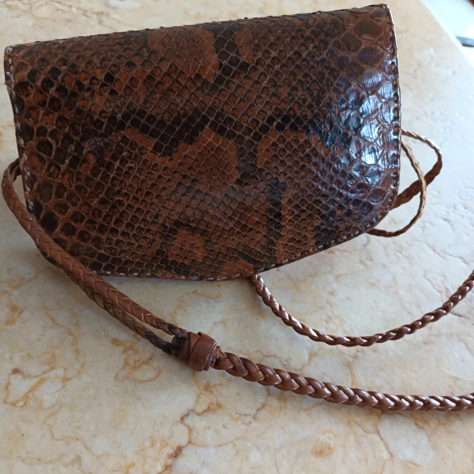 Sac bandoulière reptile 1 poche côté et 1 centre avec fermeture 18 cm x 12 h