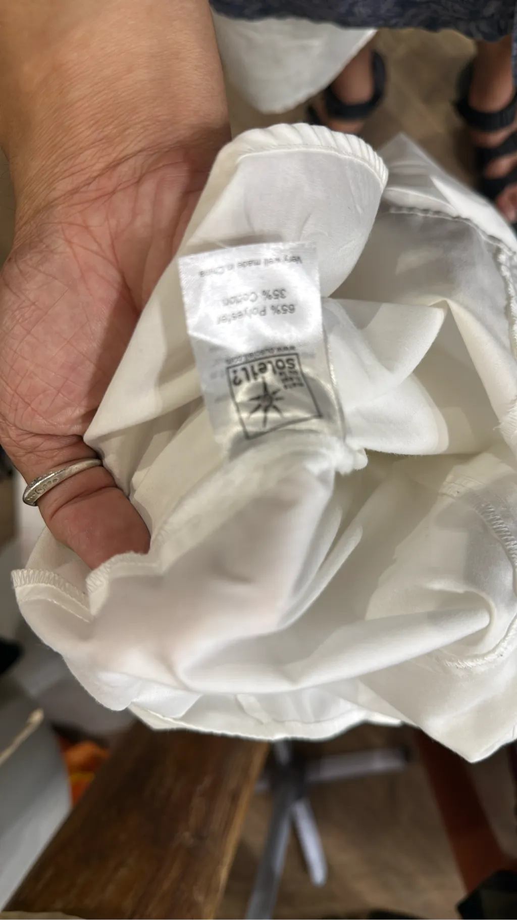 Blouse blanche à manches longues avec un grand col et des volants plissés sur le devant. 6