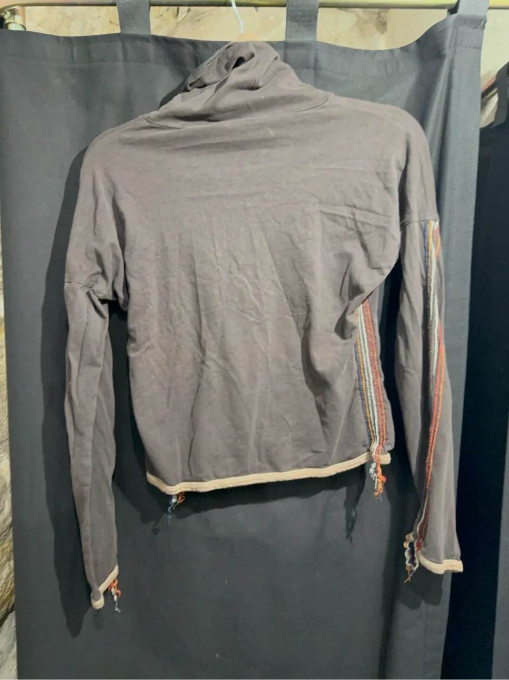 Haut à manches longues en coton anthracite avec col bénitier beige, coutures apparentes multicolores et bords effilochés. 2