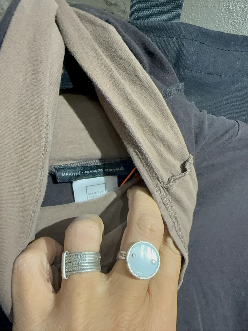 Haut à manches longues en coton anthracite avec col bénitier beige, coutures apparentes multicolores et bords effilochés. 5