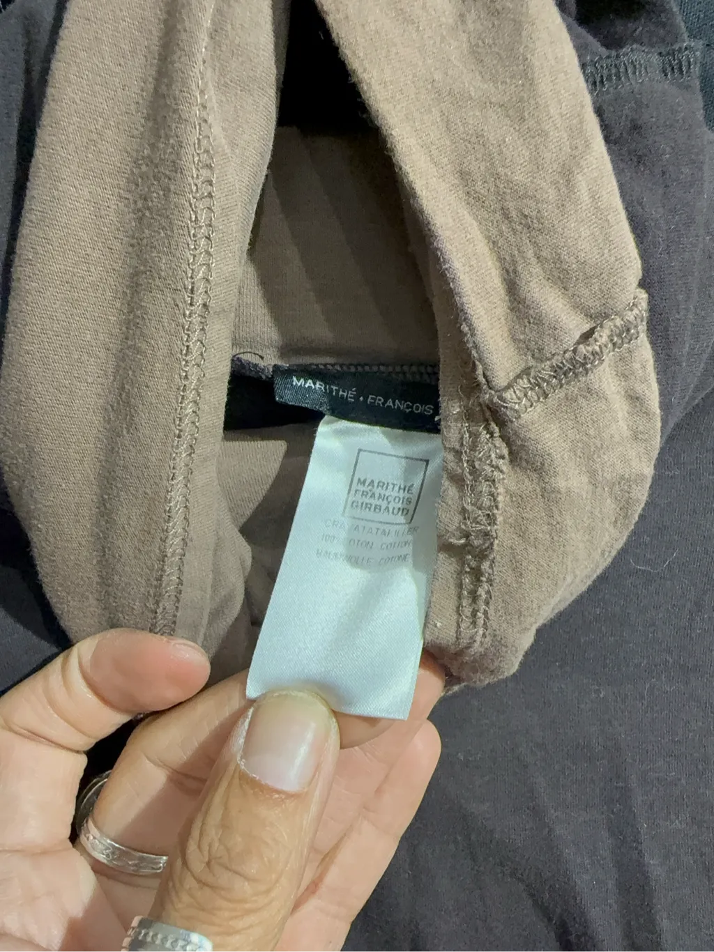 Haut à manches longues en coton anthracite avec col bénitier beige, coutures apparentes multicolores et bords effilochés. 6