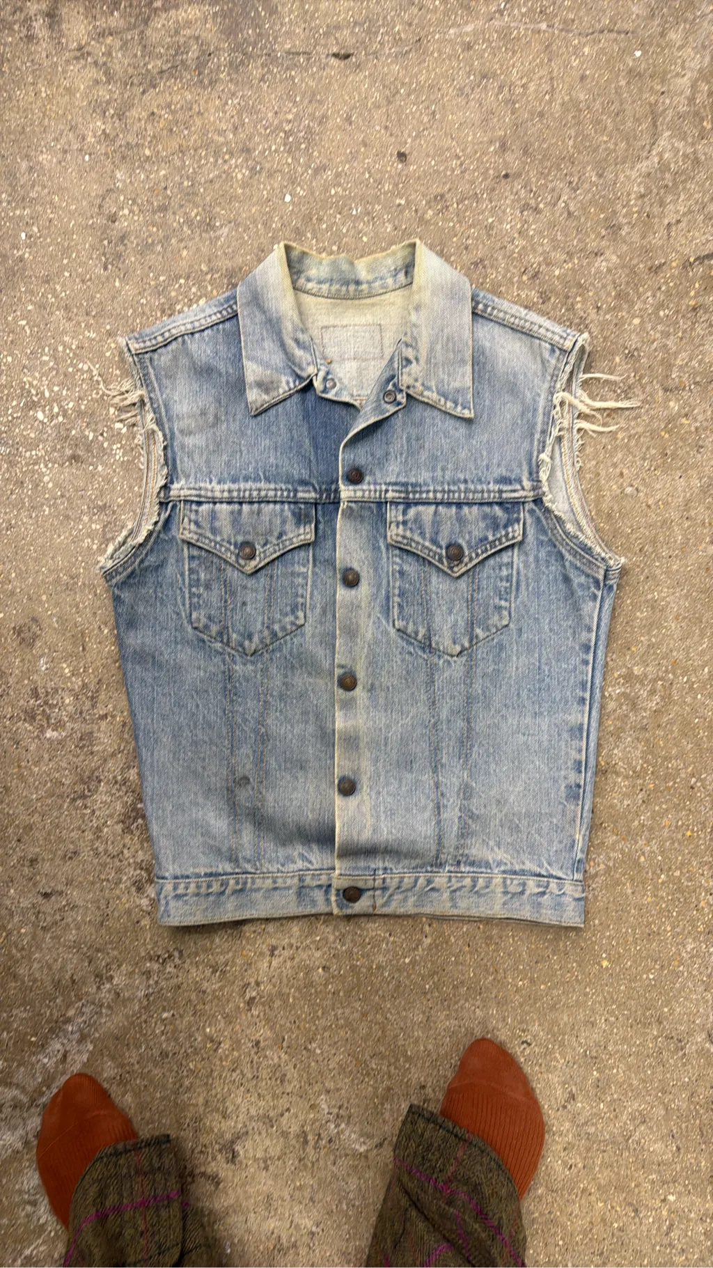 Veste en jean sans manches délavée avec des bords effilochés. 2