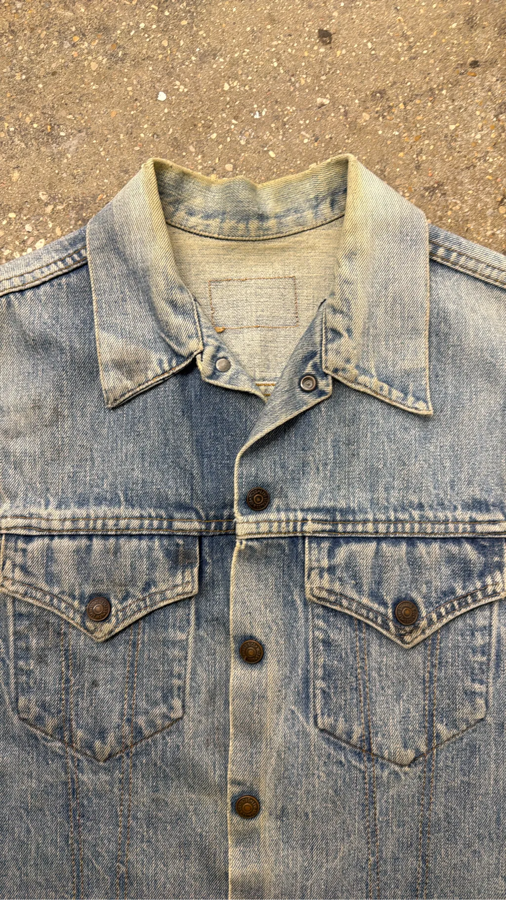 Veste en jean sans manches délavée avec des bords effilochés. 3