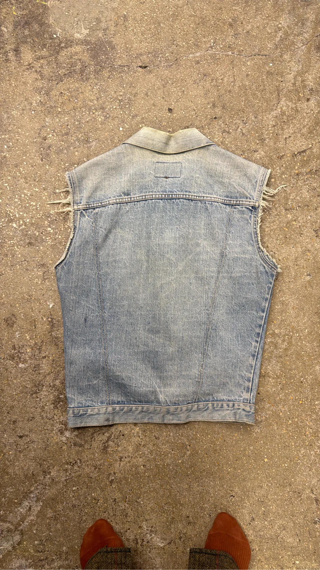 Veste en jean sans manches délavée avec des bords effilochés. 4