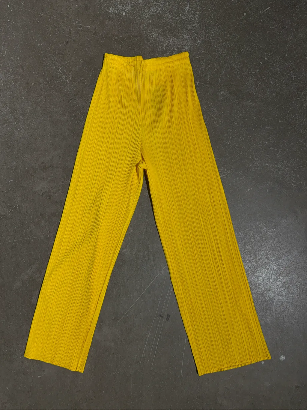 Pantalon plissé jaune à jambes larges de la ligne Pleats Please.