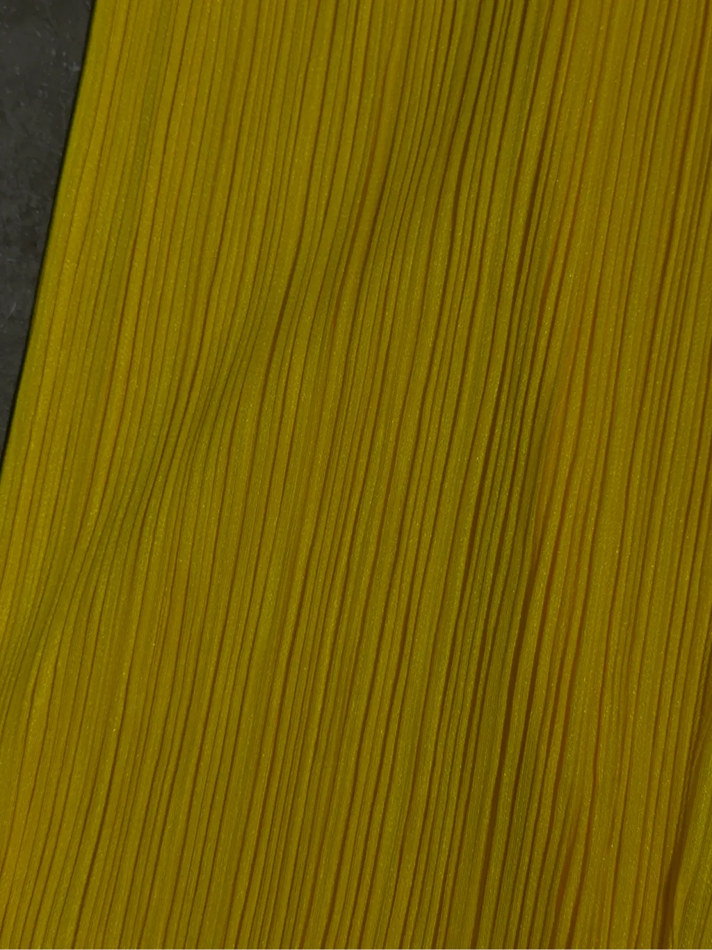 Pantalon plissé jaune à jambes larges de la ligne Pleats Please. 2