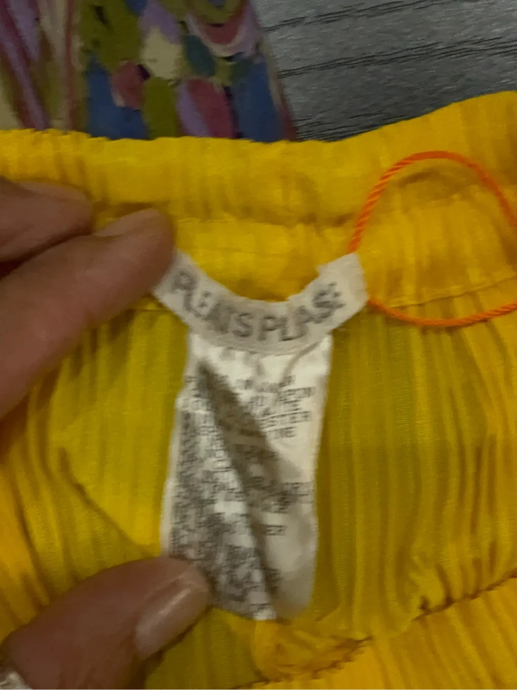 Pantalon plissé jaune à jambes larges de la ligne Pleats Please. 3