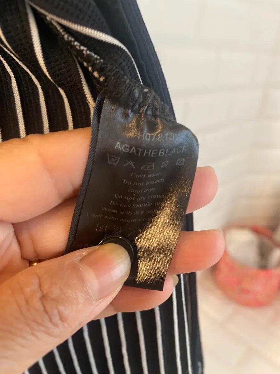 Élégante chemise de qualité marque Anne Fontaine taille 40 couleur noir avec fines rayures blanches. Matière agréable à porter, coupe ajustée au corps (extensible)
92% polyamide 8% élasthanne.
Peu porté en très bon état. Pas de défaut. 3