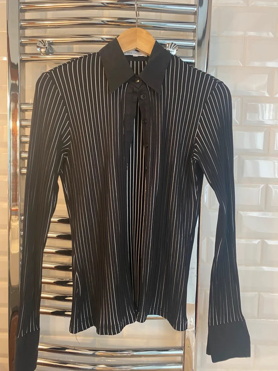 Élégante chemise de qualité marque Anne Fontaine taille 40 couleur noir avec fines rayures blanches. Matière agréable à porter, coupe ajustée au corps (extensible)
92% polyamide 8% élasthanne.
Peu porté en très bon état. Pas de défaut.