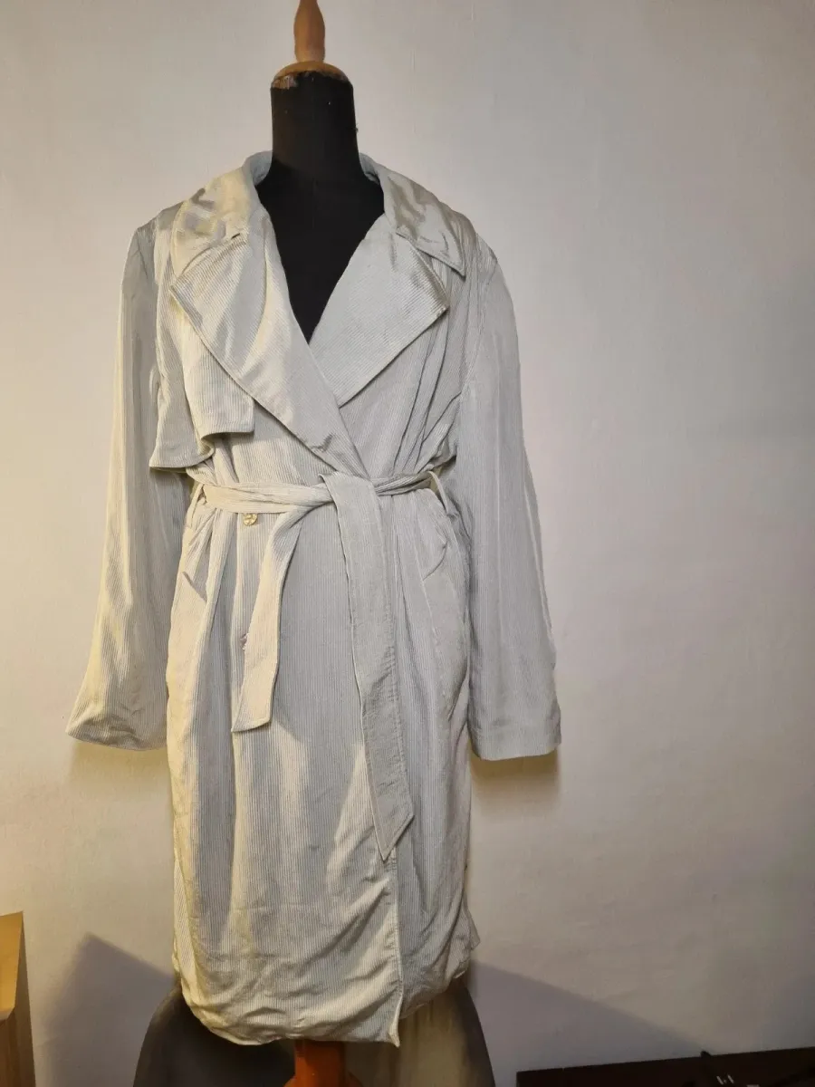 Manteau Claude Montana en beige, pièce vintage signée du créateur français. État correct. Taille XL (42).