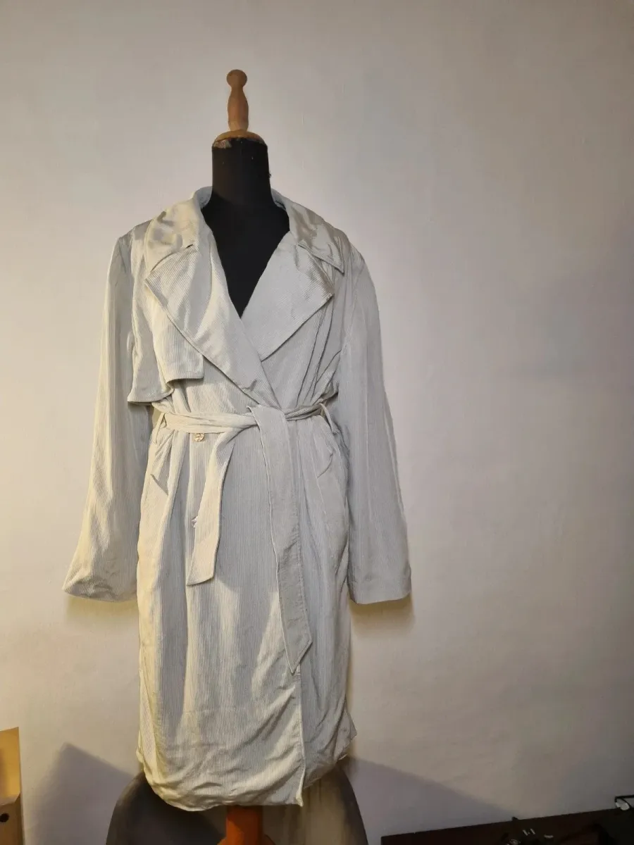 Manteau Claude Montana en beige, pièce vintage signée du créateur français. État correct. Taille XL (42). 2
