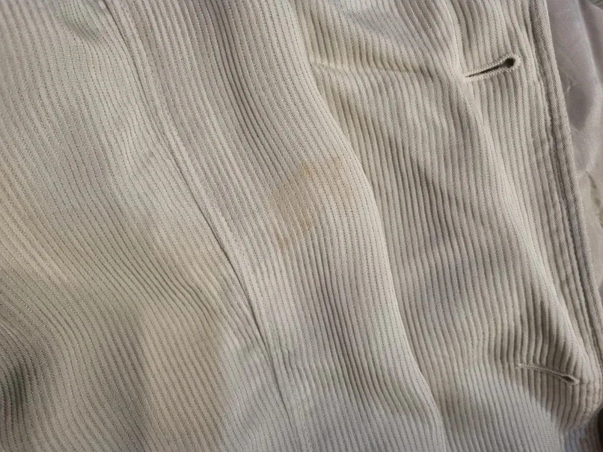 Manteau Claude Montana en beige, pièce vintage signée du créateur français. État correct. Taille XL (42). 9