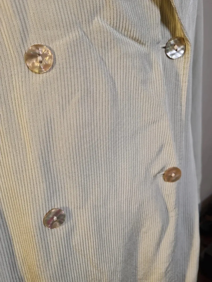 Manteau Claude Montana en beige, pièce vintage signée du créateur français. État correct. Taille XL (42). 4