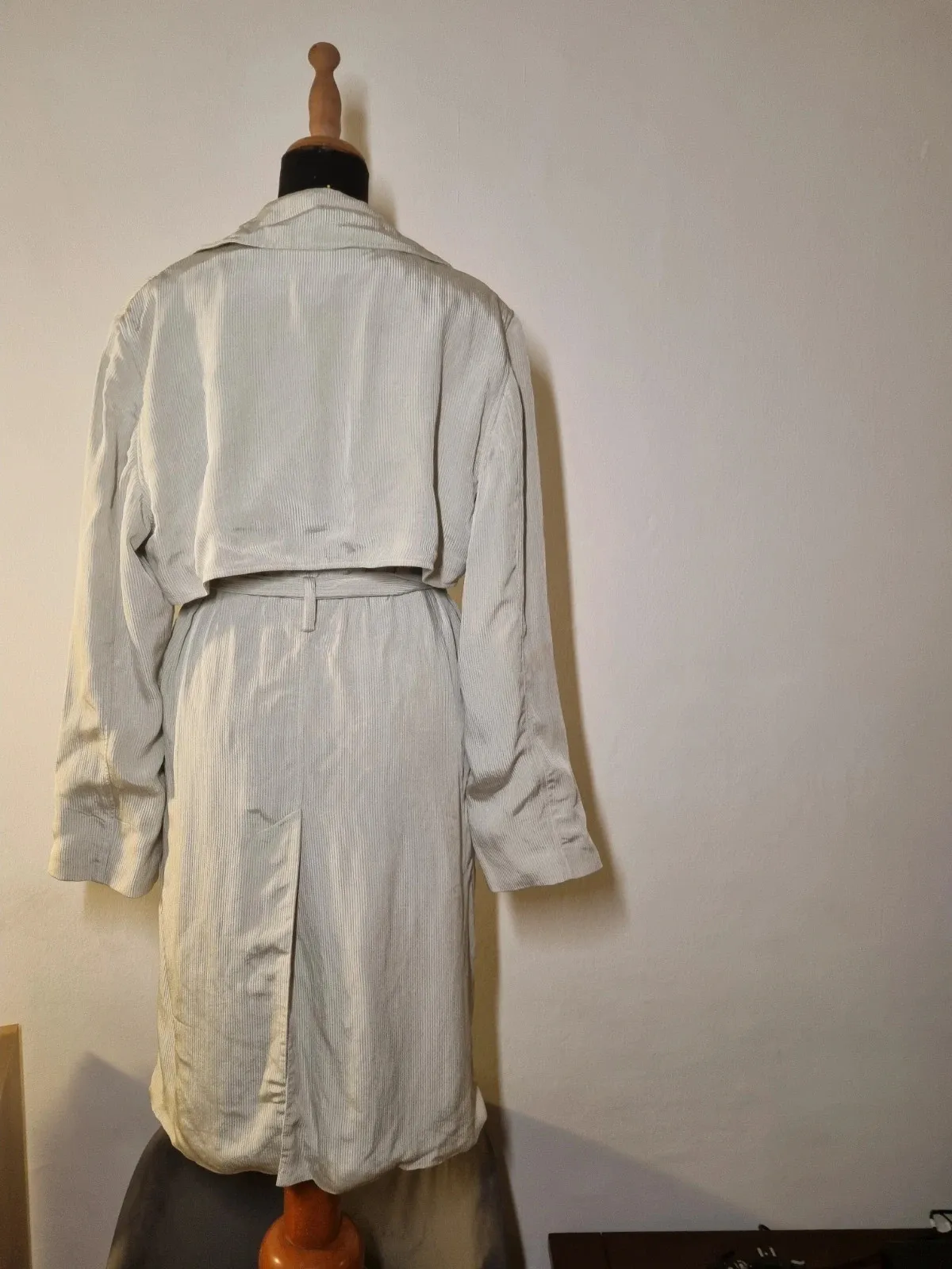Claude Montana coat in beige, vintage piece signed by the French designer. Fair condition. Size XL (42). 3