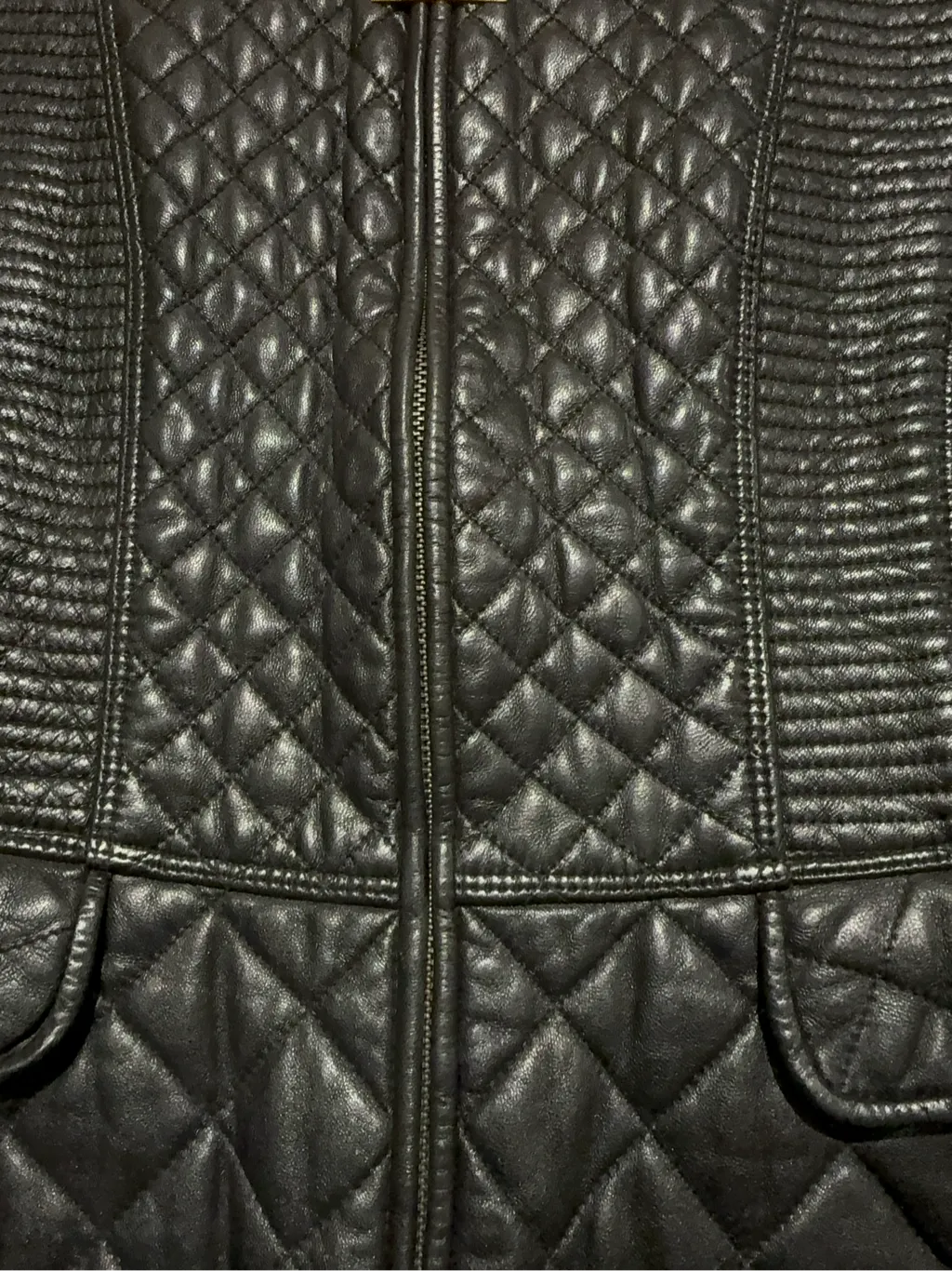 Veste matelassée en cuir noir pour femme avec fermeture éclair et détails côtelés. 3